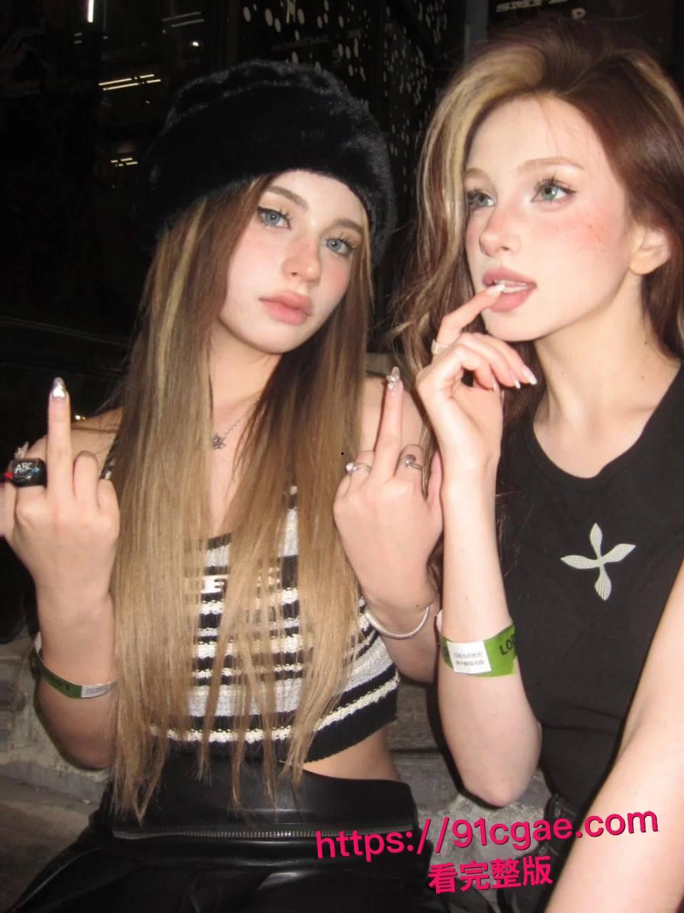 欧美巨乳女神双飞狂欢!两个大学生奶牛双姝内射喷汁,边抠边操操不过来,精液灌满骚穴!-3