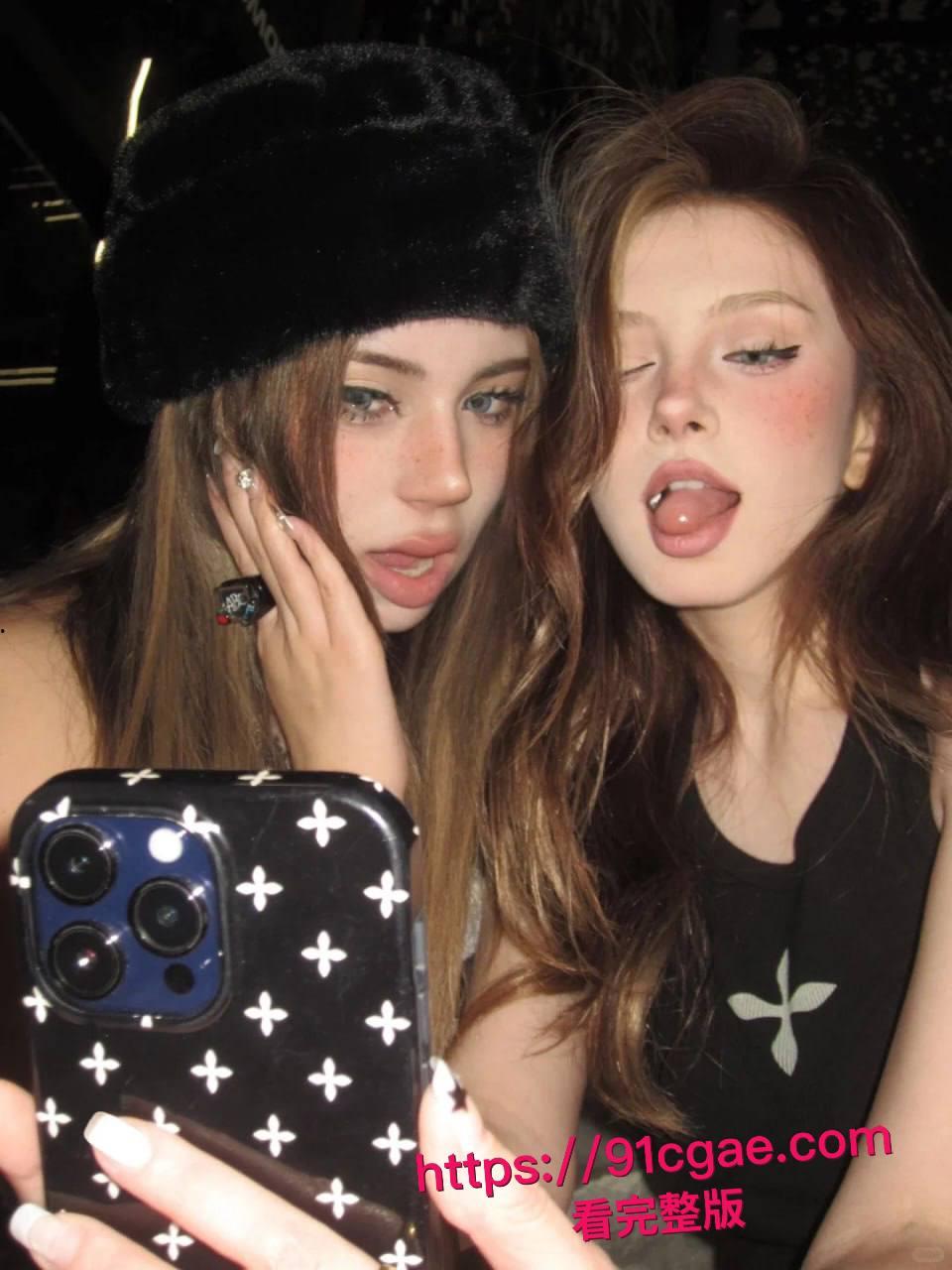 欧美巨乳女神双飞狂欢!两个大学生奶牛双姝内射喷汁,边抠边操操不过来,精液灌满骚穴!-4