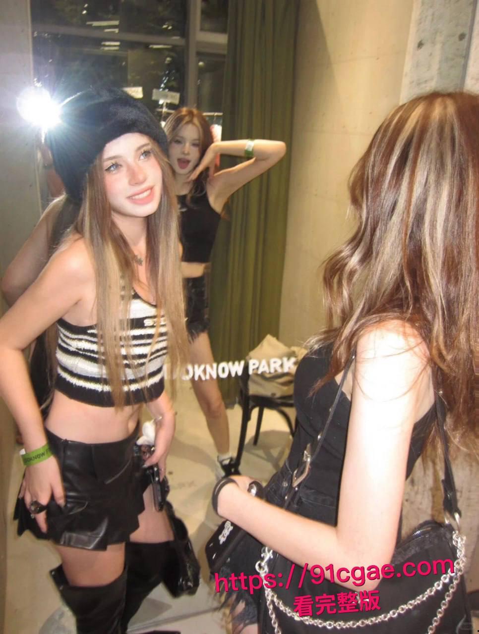 欧美巨乳女神双飞狂欢!两个大学生奶牛双姝内射喷汁,边抠边操操不过来,精液灌满骚穴!-7