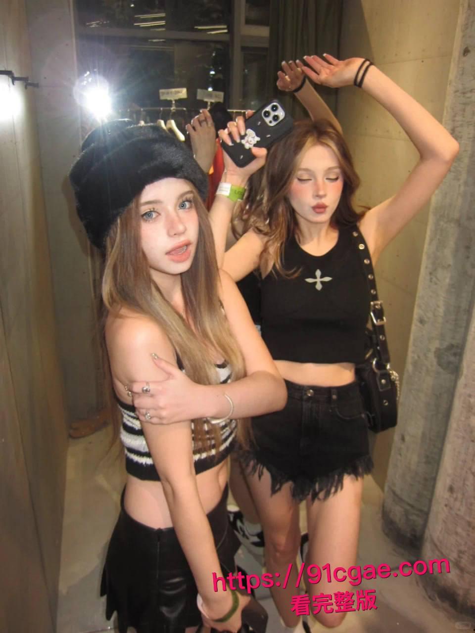 欧美巨乳女神双飞狂欢!两个大学生奶牛双姝内射喷汁,边抠边操操不过来,精液灌满骚穴!-8