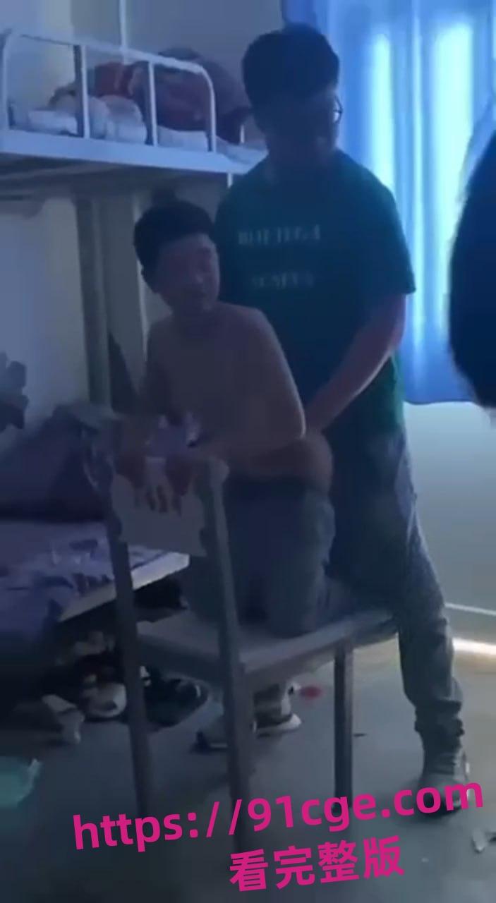 节操被震碎！中学男生被舍友艹了！黑壮哥强行喂小男生吃鸡 跪在椅子上爆菊-3
