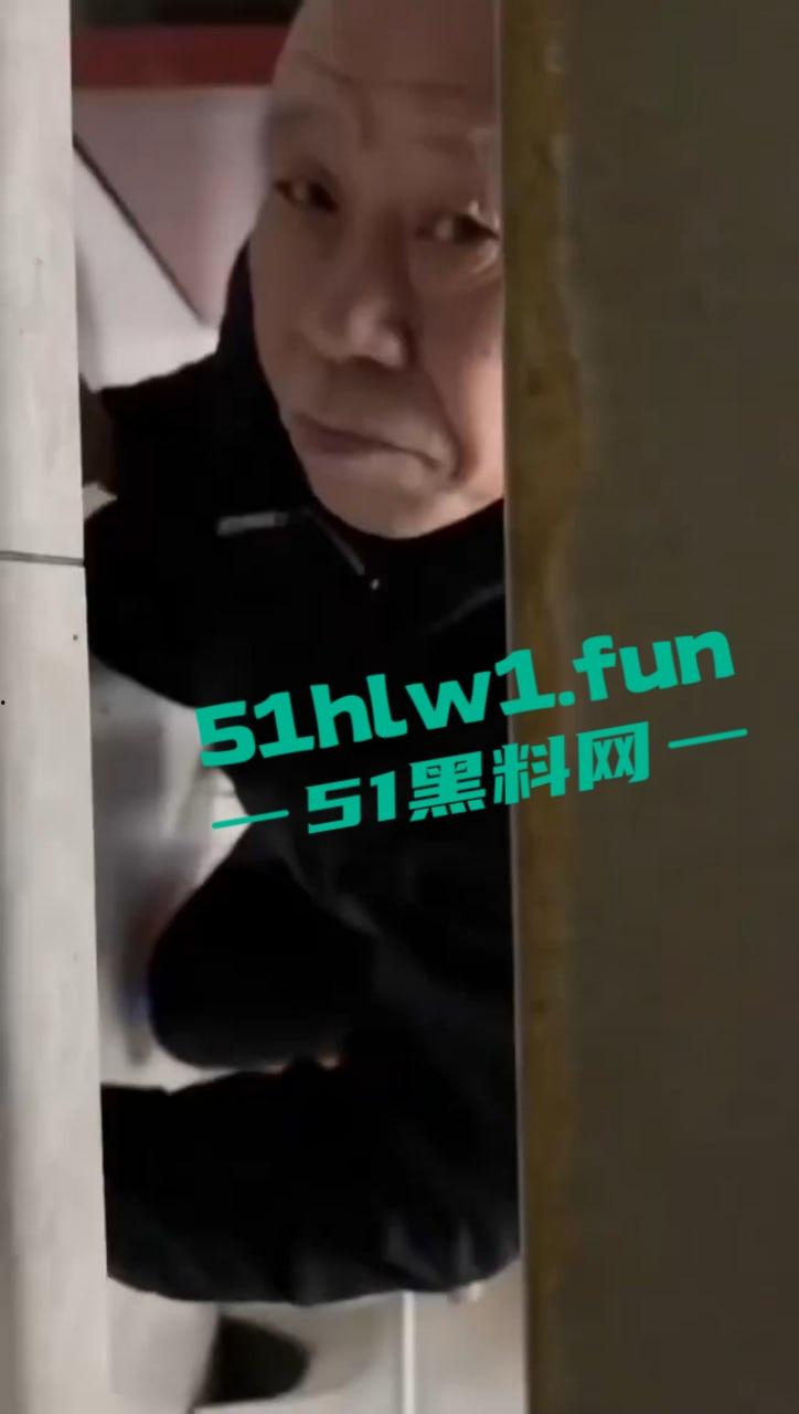 长春奇葩老头厕所偷窥放尿,天天跑错厕所骚扰娘们,跑路还想长四条腿真是老不正经!-2