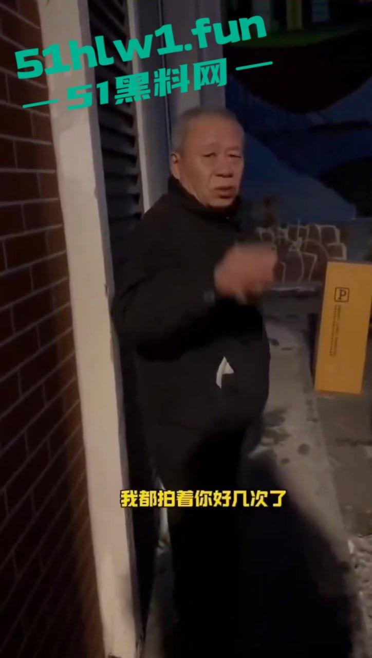 长春奇葩老头厕所偷窥放尿,天天跑错厕所骚扰娘们,跑路还想长四条腿真是老不正经!-5