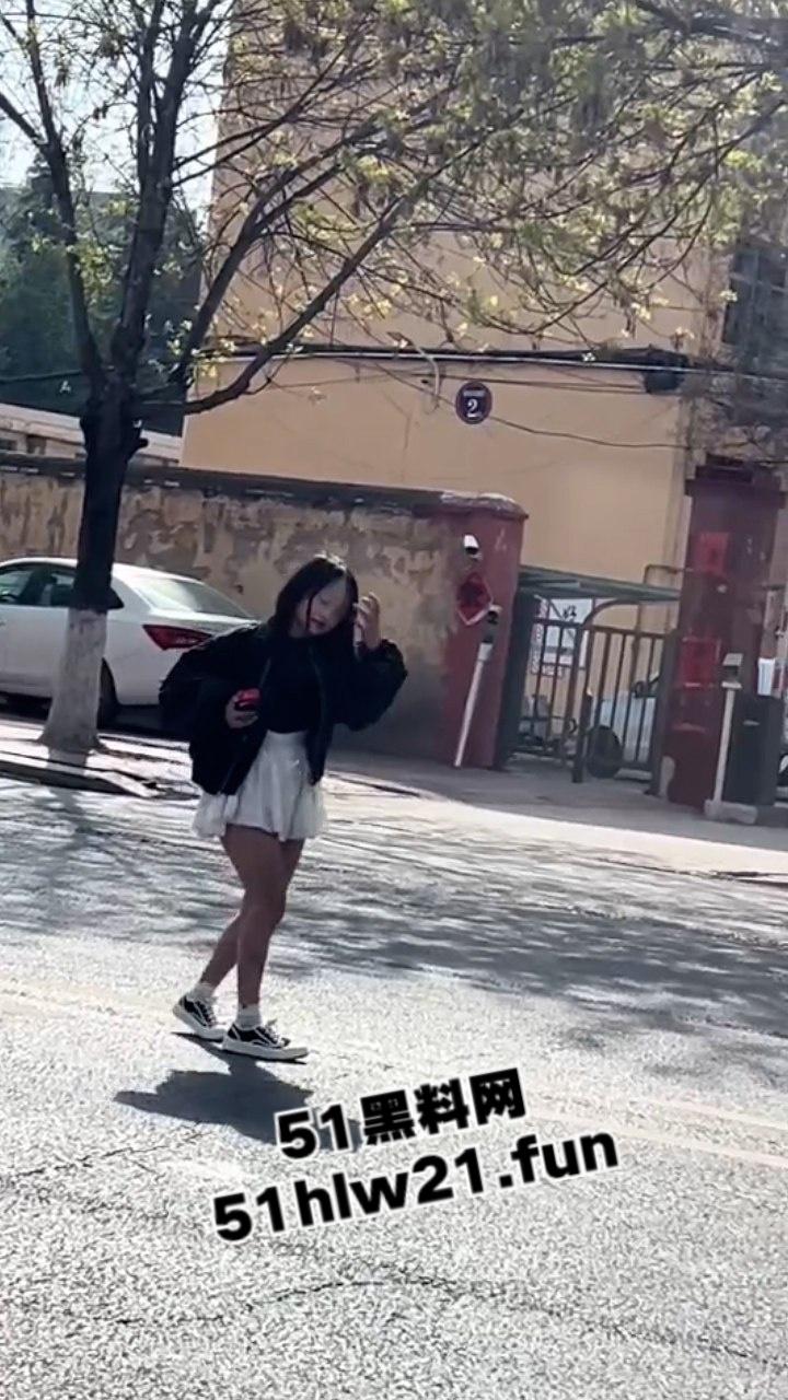 山东精神小妹嗑药过量致幻,大街上举止怪异如无脑丧尸邪崇附体样子超级可怕。-4