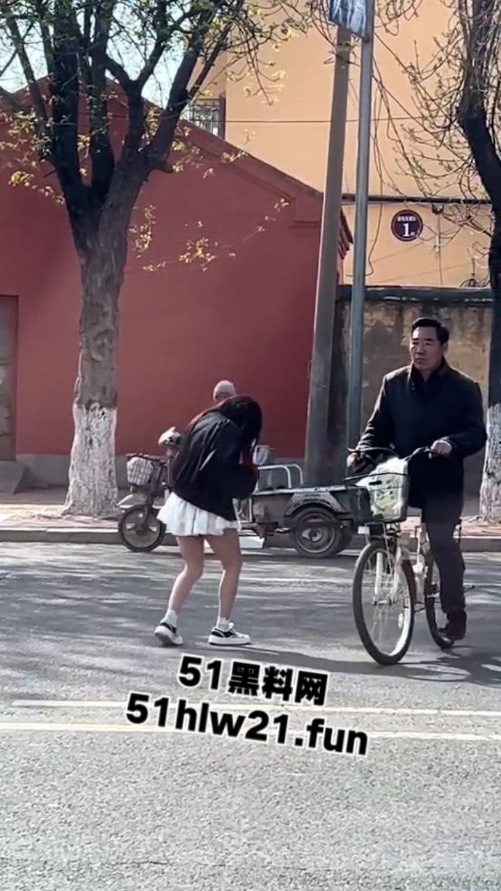 山东精神小妹嗑药过量致幻,大街上举止怪异如无脑丧尸邪崇附体样子超级可怕。-5