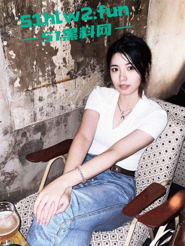 广西南宁反差女教师【柳林依】网上卖弄骚资生活照被扒，性爱视频曝光娇喘淫叫声不断！-4