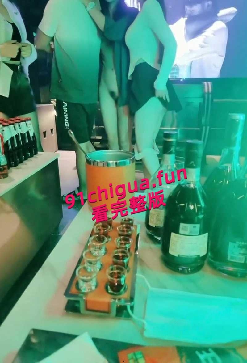 极品人妻【小鲸鱼】KTV淫趴视频流出,闺蜜当众露逼揉奶狂跳骚舞撩拨群男,少妇还是更会玩啊!-3