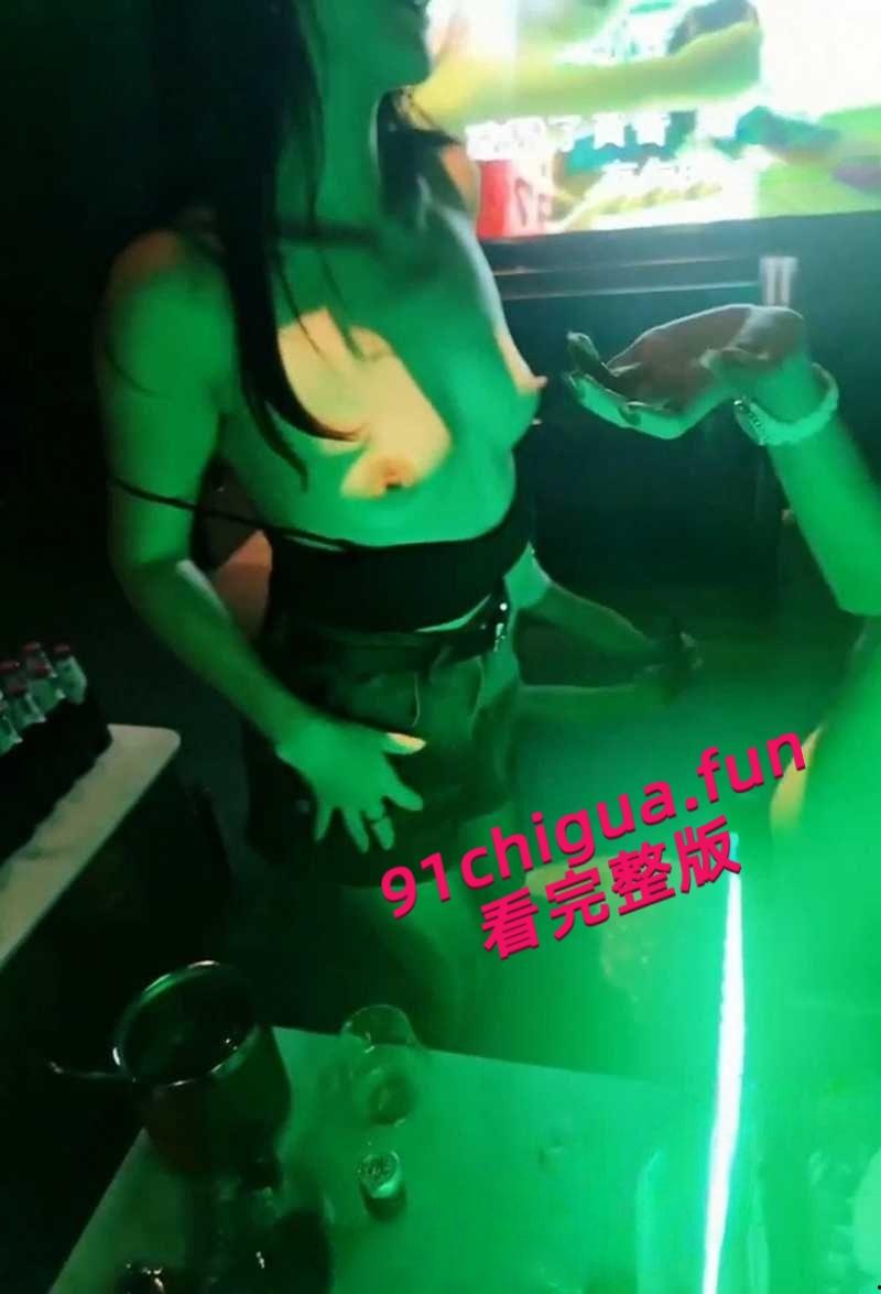 极品人妻【小鲸鱼】KTV淫趴视频流出,闺蜜当众露逼揉奶狂跳骚舞撩拨群男,少妇还是更会玩啊!-4