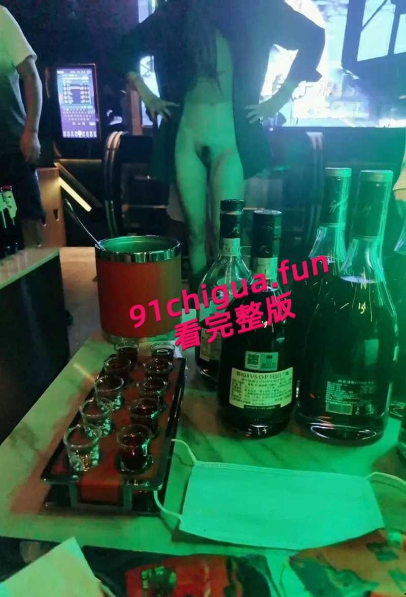 极品人妻【小鲸鱼】KTV淫趴视频流出,闺蜜当众露逼揉奶狂跳骚舞撩拨群男,少妇还是更会玩啊!-8