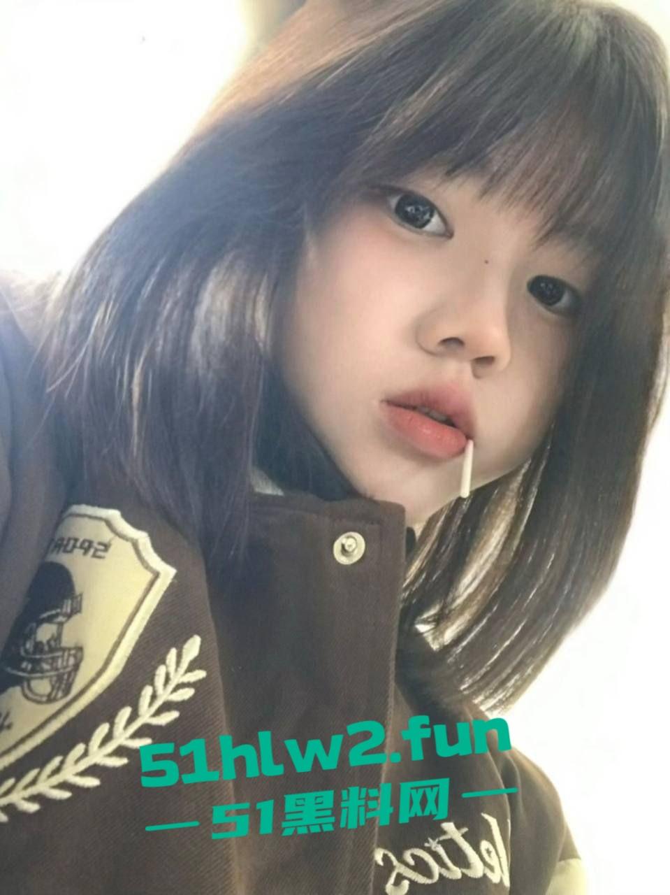 太原大学【张念一】这骚货，清纯脸蛋下藏着个欲女，手指在嫩逼里进进出出，手指插得自己直哆嗦！-1