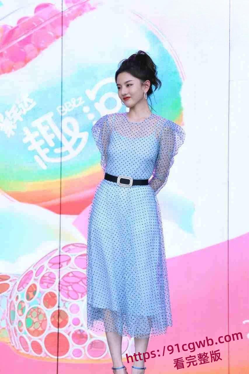 宋祖儿机场真空露脐装,小乳头活蹦乱跳,被狗仔发现了还想遮掩。附带一比一AI视频!-1