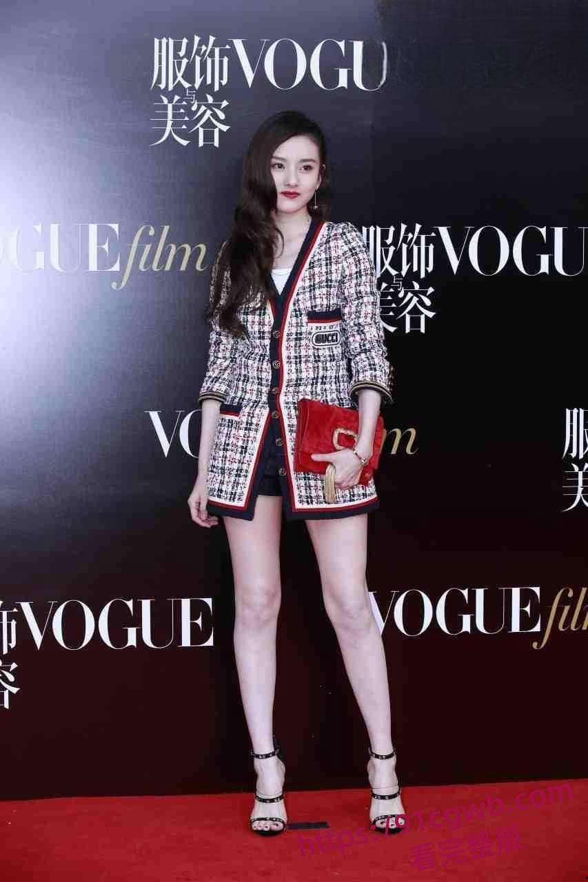 宋祖儿机场真空露脐装,小乳头活蹦乱跳,被狗仔发现了还想遮掩。附带一比一AI视频!-7