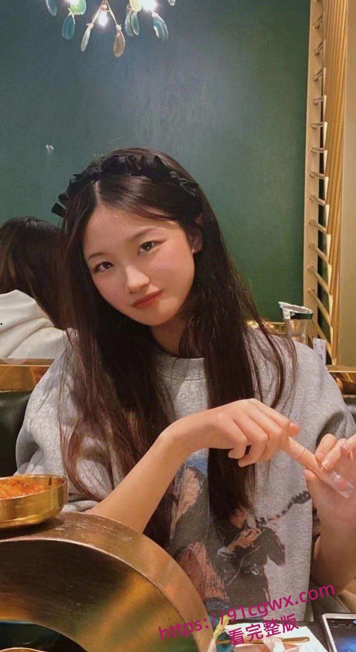 苏州短发人妻小薇,平日里是贤妻良母,却在百度云上意外泄露了她的偷情秘密。-7