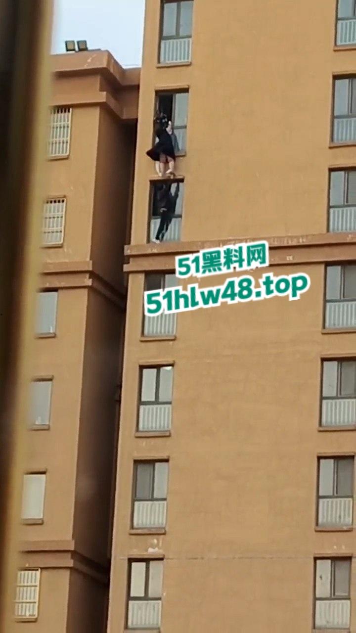 河北定州惊现坦克肉女跳楼，回心转意不跳但四五男人拉不动，女生不幸坠落摔成肉泥！-2