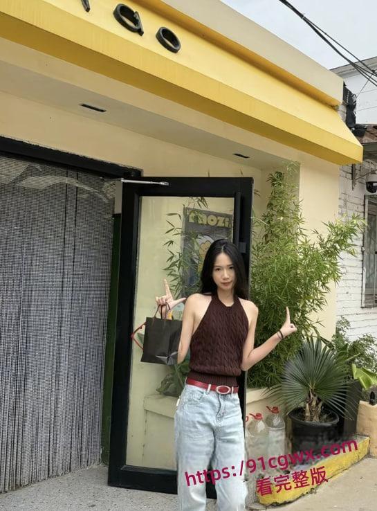 华北电力大学校园长椅成新的网红打卡点女孩脱外套只剩短裙,尼哥压上身,舌吻拉丝湿热-2