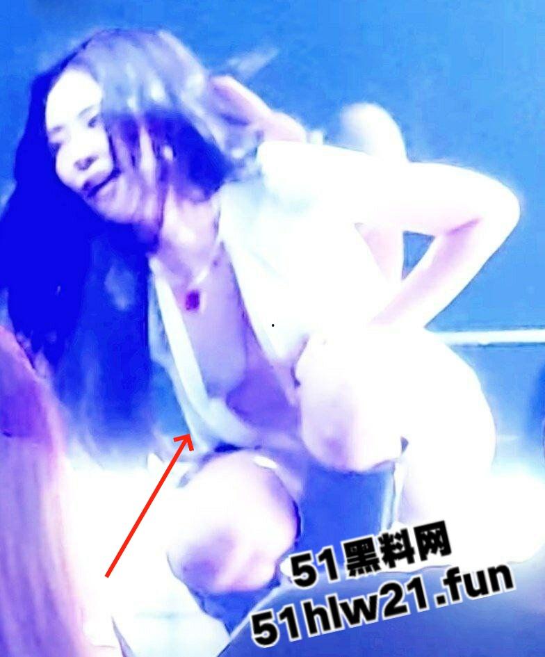 韩国女团舞台走光事件,Blackpink成员【jennie】演唱会乳头走光,这大奶子看着太诱人,这可是赤裸裸勾引财阀大佬!-1