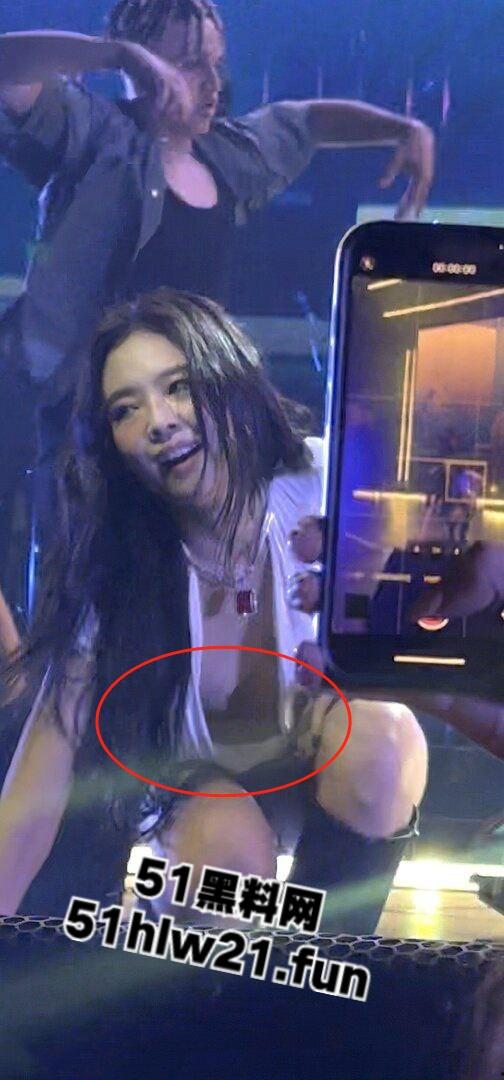 韩国女团舞台走光事件,Blackpink成员【jennie】演唱会乳头走光,这大奶子看着太诱人,这可是赤裸裸勾引财阀大佬!-3
