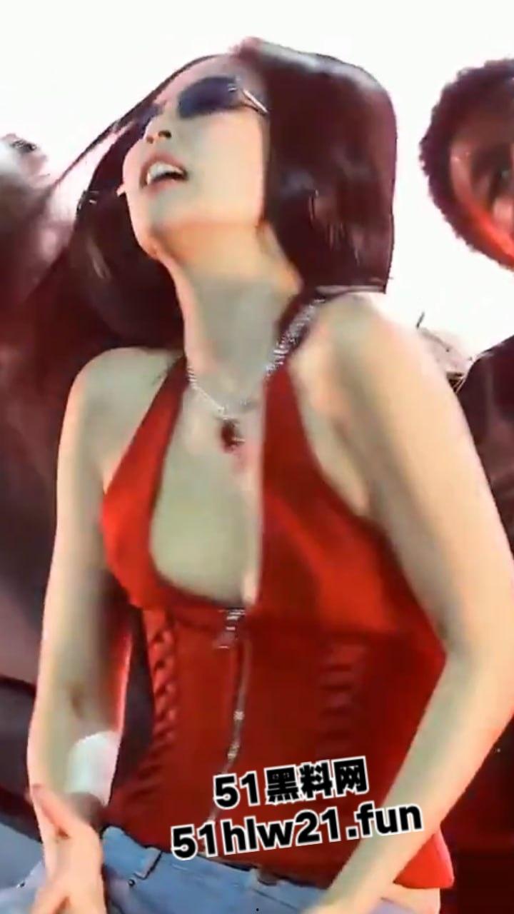 韩国女团舞台走光事件,Blackpink成员【jennie】演唱会乳头走光,这大奶子看着太诱人,这可是赤裸裸勾引财阀大佬!-5