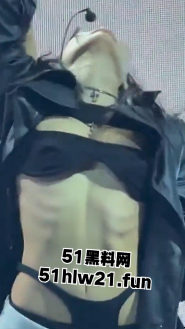 韩国女团舞台走光事件,Blackpink成员【jennie】演唱会乳头走光,这大奶子看着太诱人,这可是赤裸裸勾引财阀大佬!-9