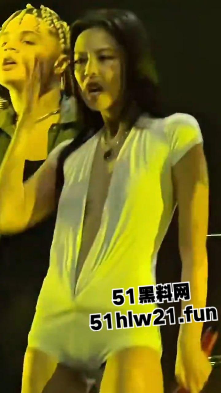 韩国女团舞台走光事件,Blackpink成员【jennie】演唱会乳头走光,这大奶子看着太诱人,这可是赤裸裸勾引财阀大佬!-10