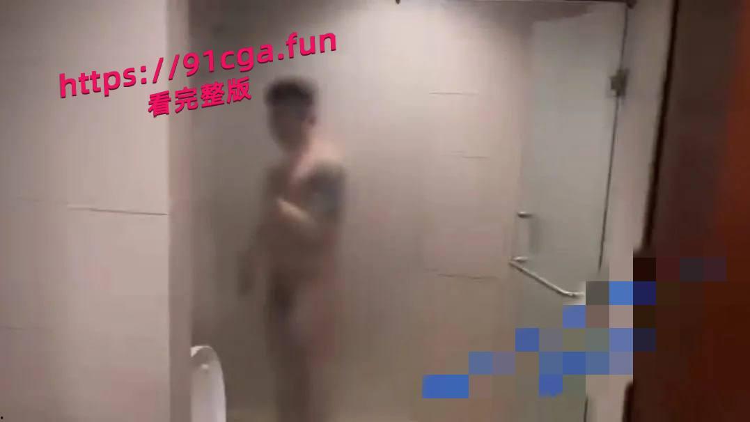 炸裂 聚众淫乱被抓 清一色男男 小小的房间里能有二三十号人! #男性聚众淫乱-4