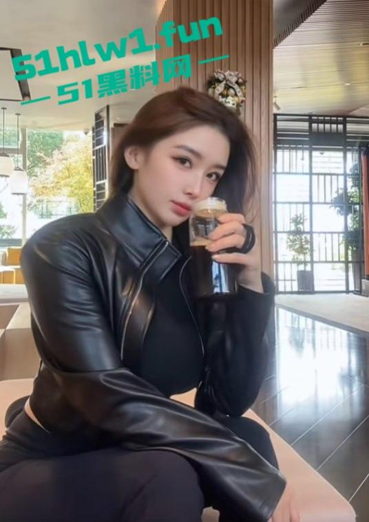 抖音【健身小猫】最新福利视频第二弹，蜜桃臀骚货又被金主爆操，黑丝后入自动拨回弹性顶级，全网独家曝光！-2