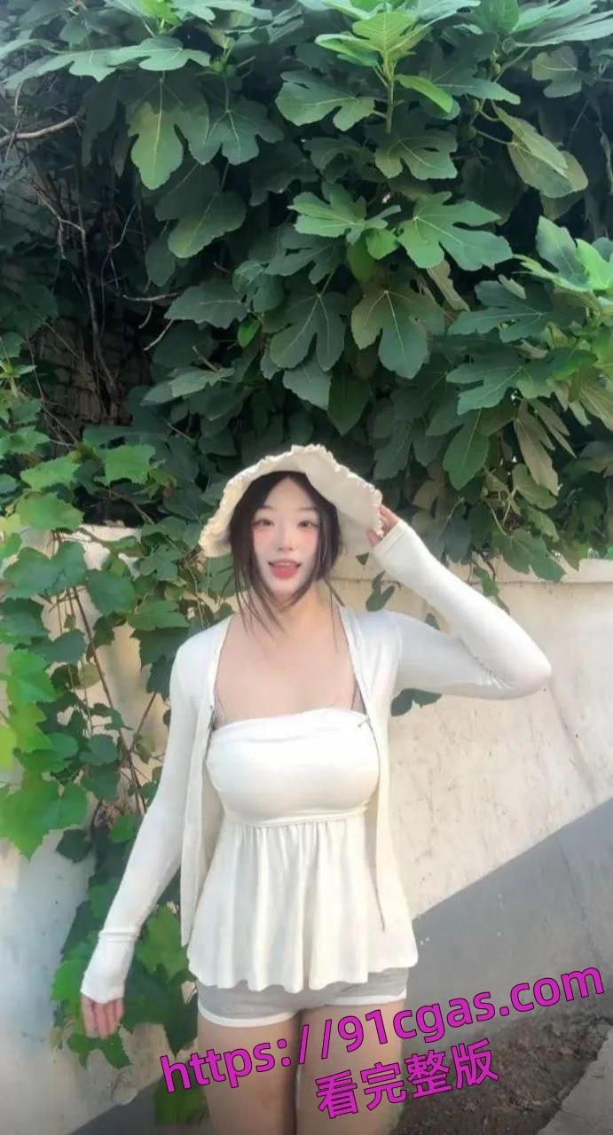 南京航空大学极品巨乳学生妹被金主包养，超辣身材摆拍画面太炸了…-3