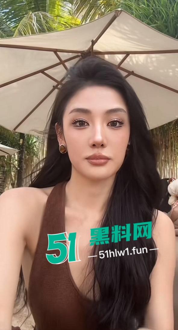 堪称抖音最强反差婊【殷萧童】的大瓜吃了吗，直播双开一半抖音一半黄播的女主现化身名媛妄想挣脱互联网记忆。-8