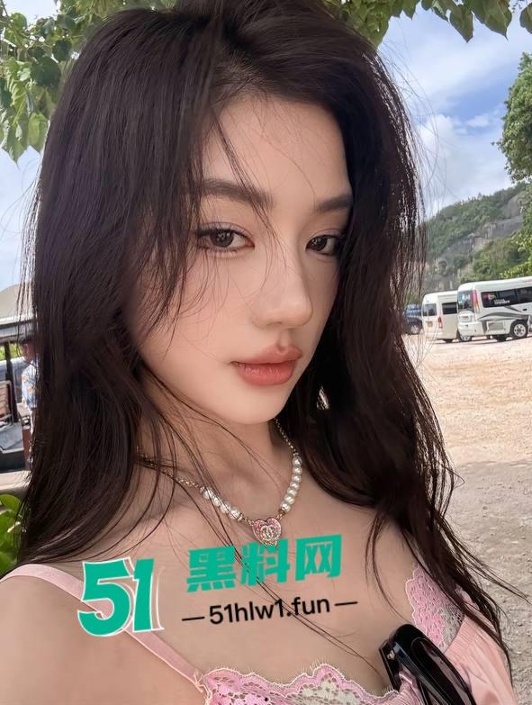 堪称抖音最强反差婊【殷萧童】的大瓜吃了吗，直播双开一半抖音一半黄播的女主现化身名媛妄想挣脱互联网记忆。-10