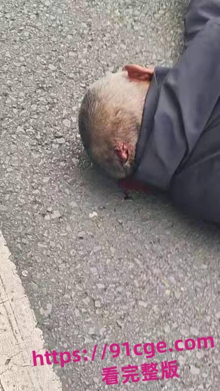 今日快讯！乐山市区法院外 赛摩女骑手快撞飞老人 当场嘎掉！-1