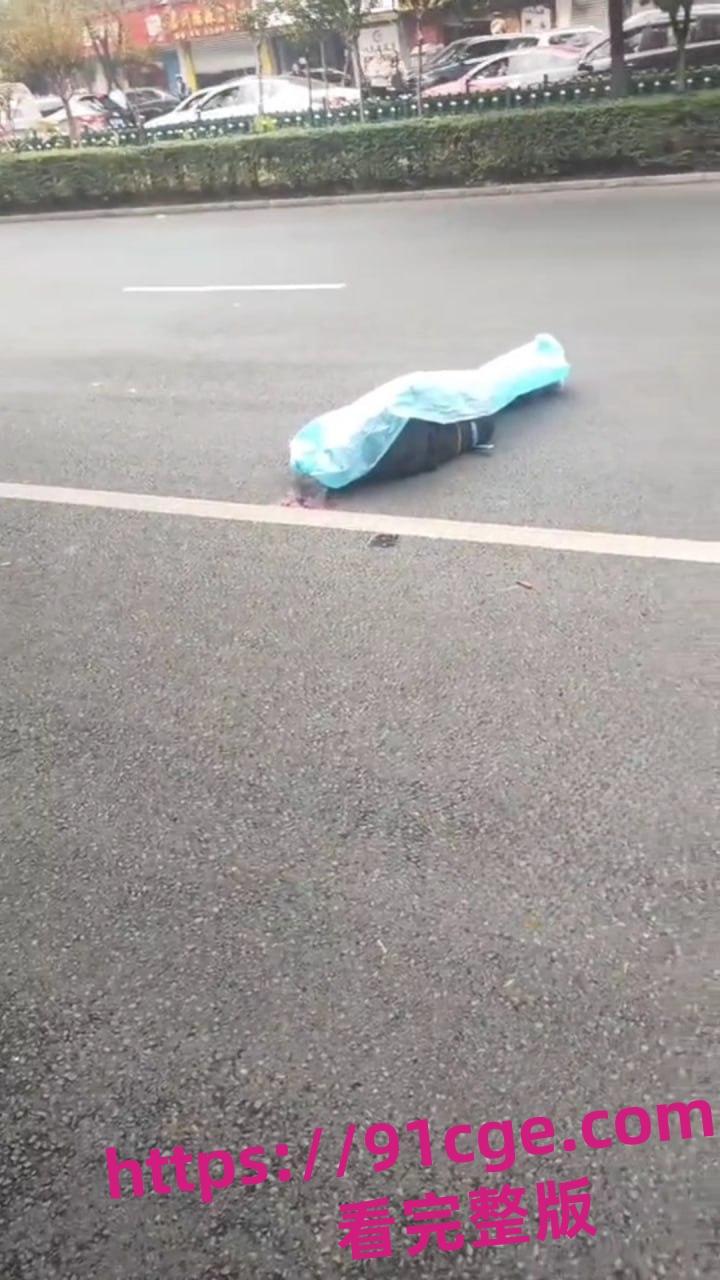 今日快讯！乐山市区法院外 赛摩女骑手快撞飞老人 当场嘎掉！-2