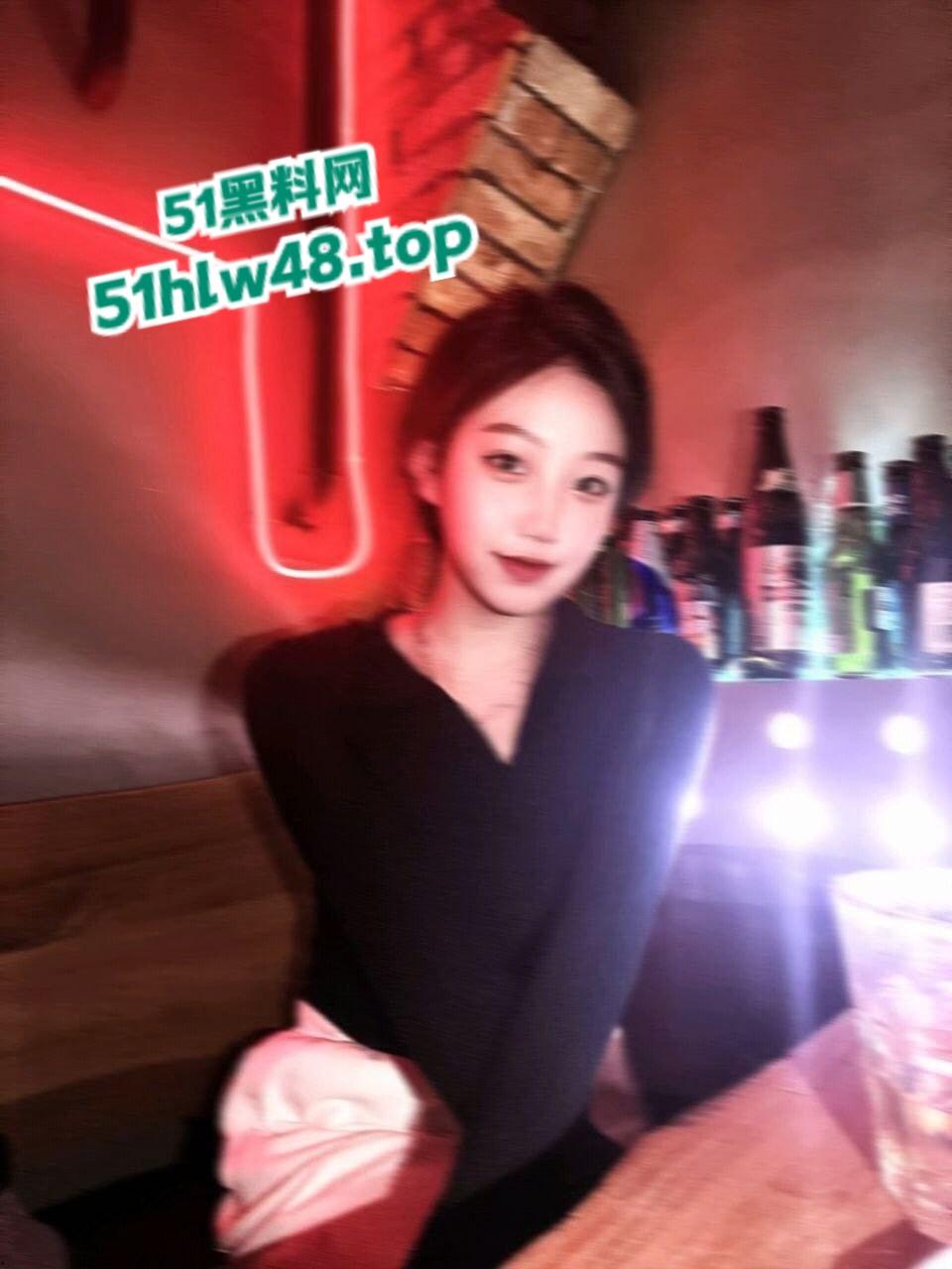 武汉大学音乐老师【张小岚】在学校楼道深喉口交浓精射满一嘴太刺激了!-8