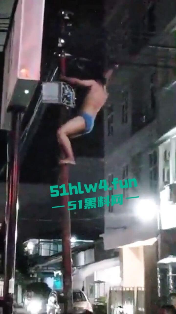 印尼一诈骗公司老板，通过理财诈骗方式骗取当地许多百姓钱财，被抓住后围追堵截，这身手真是了得啊。-1