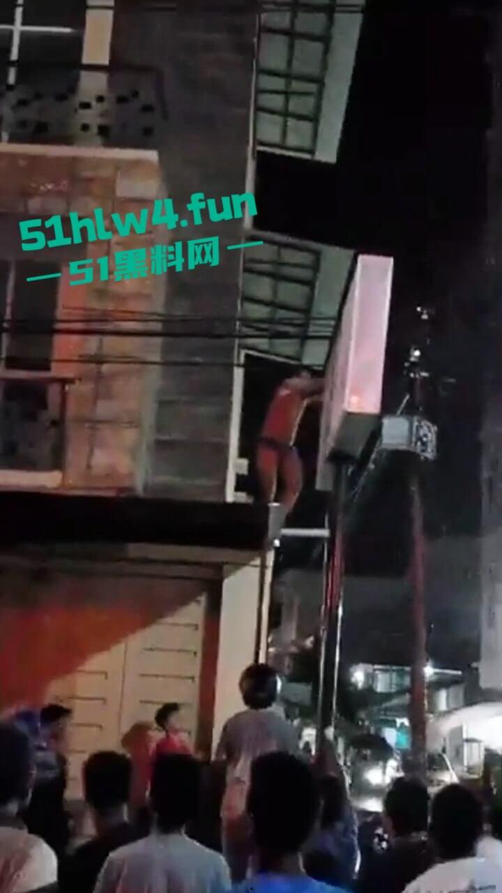 印尼一诈骗公司老板，通过理财诈骗方式骗取当地许多百姓钱财，被抓住后围追堵截，这身手真是了得啊。-3