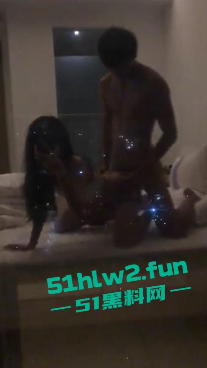 抖音网红情侣【牛逼】广西南宁帅哥美女组合，女主腿长逆天蜂腰翘臀，男友颜值帅气一身肌肉，激情做爱自拍流出！-9