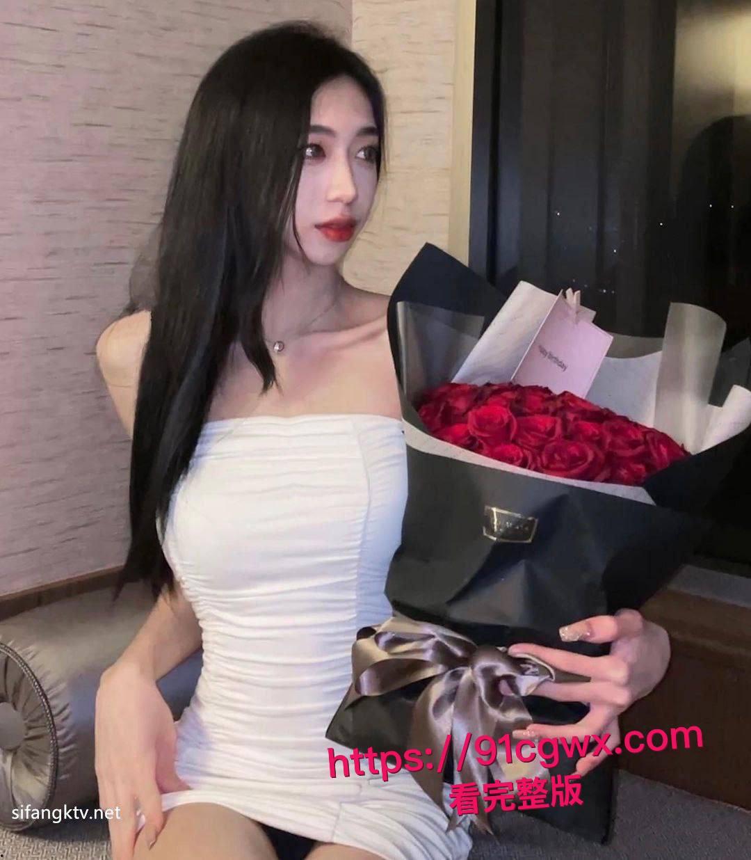 高颜值美女彻底堕落成尿壶母狗:跪地塑料瓶接男友热尿大口吞咽,舔鸡巴残汁还浪叫求尿灌骚逼!-5