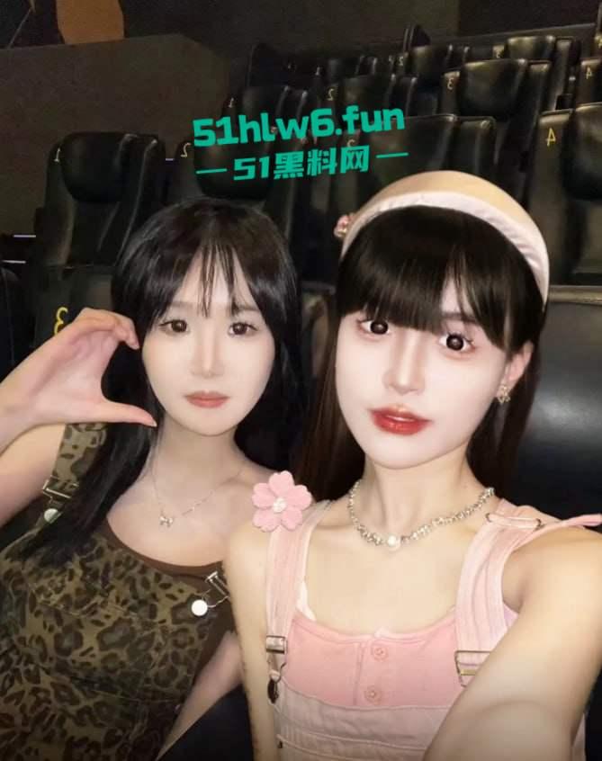 抖音20W粉丝大长腿女神级网红【亲亲小渝】金主高价定制，低角度美景甜美蜜桃臀！-2