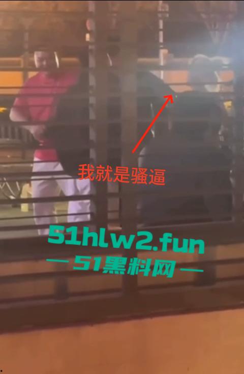 河北秦皇岛社会小妹街头吵架,一言不合就脱裤子露逼让对方操自己,惊呆路人和吃瓜群众。-2