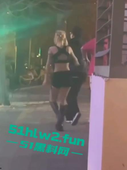 河北秦皇岛社会小妹街头吵架,一言不合就脱裤子露逼让对方操自己,惊呆路人和吃瓜群众。-5