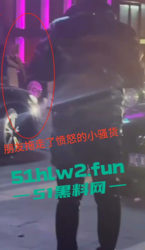 河北秦皇岛社会小妹街头吵架,一言不合就脱裤子露逼让对方操自己,惊呆路人和吃瓜群众。-6