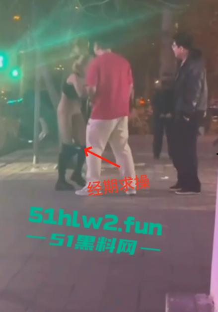 河北秦皇岛社会小妹街头吵架,一言不合就脱裤子露逼让对方操自己,惊呆路人和吃瓜群众。-7