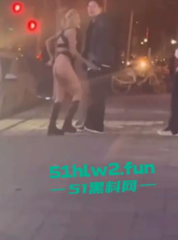 河北秦皇岛社会小妹街头吵架,一言不合就脱裤子露逼让对方操自己,惊呆路人和吃瓜群众。-8