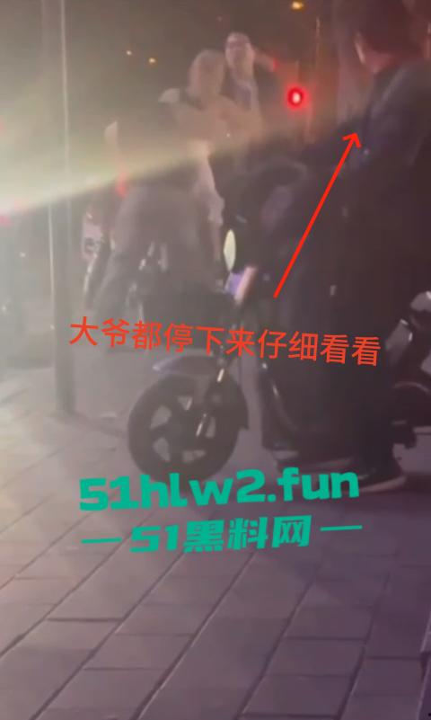 河北秦皇岛社会小妹街头吵架,一言不合就脱裤子露逼让对方操自己,惊呆路人和吃瓜群众。-10