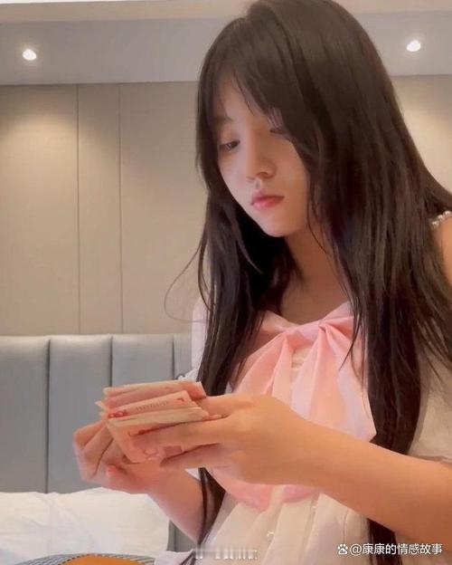 粉红君3000约的小熊书包妹子，她那熟练的数钱放进背包，真的让人心碎啊！-2