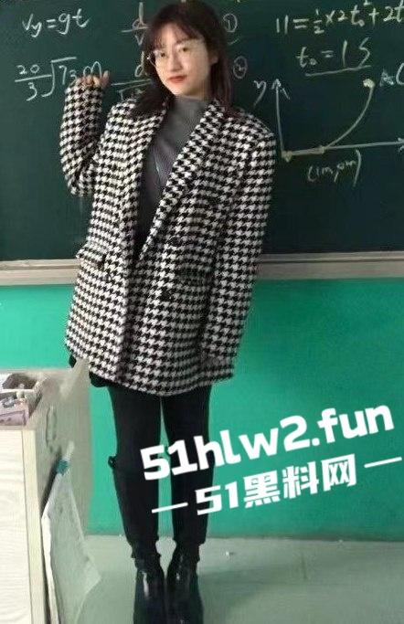 河北衡水顺平中学班主任爆大瓜！C-18班政治老师教书是正经的，下课跪地吃鸡骚得一批真会玩！-5