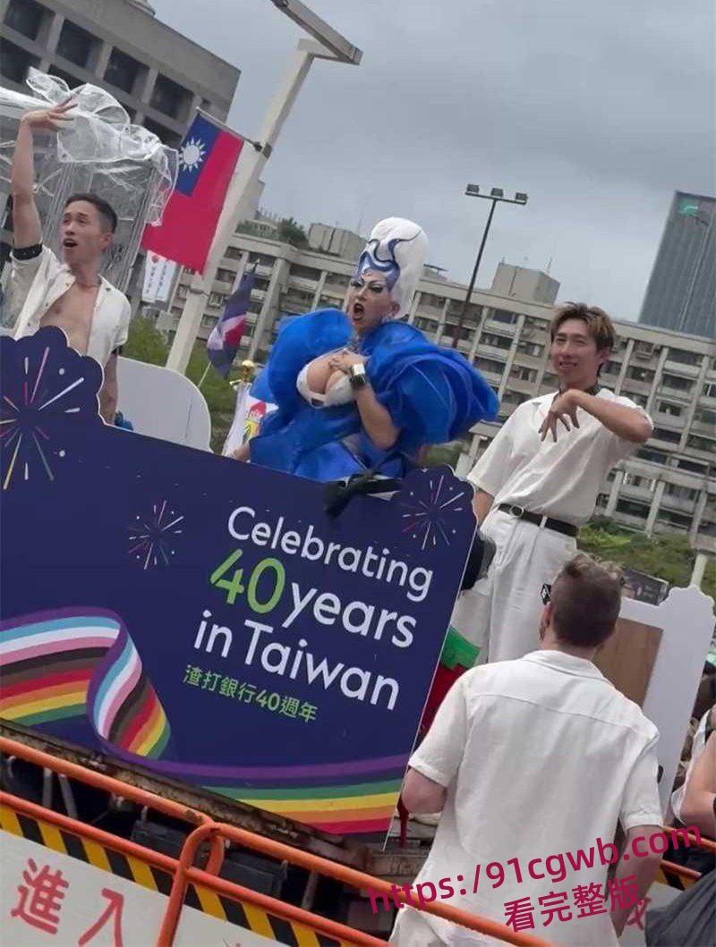 2025台湾同志游行现场实录 15万人雨中狂欢湿身骚扭 喊话兄妹也有结婚权利 伦理彻底崩盘堪称变态盛宴!-6