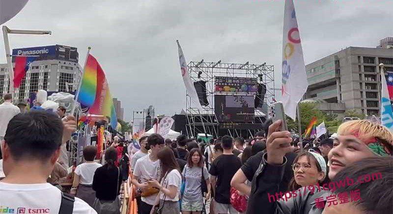 2025台湾同志游行现场实录 15万人雨中狂欢湿身骚扭 喊话兄妹也有结婚权利 伦理彻底崩盘堪称变态盛宴!-8