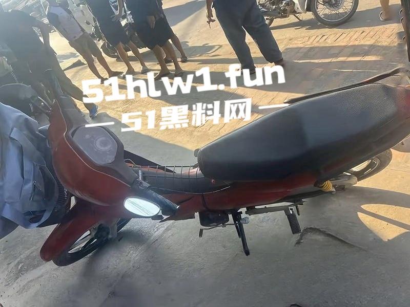 老挝三名中国男子 抢劫琅勃拉邦一家金店 却因摩托车打不着火 被警方当场抓住 真是丢人到国外了-4