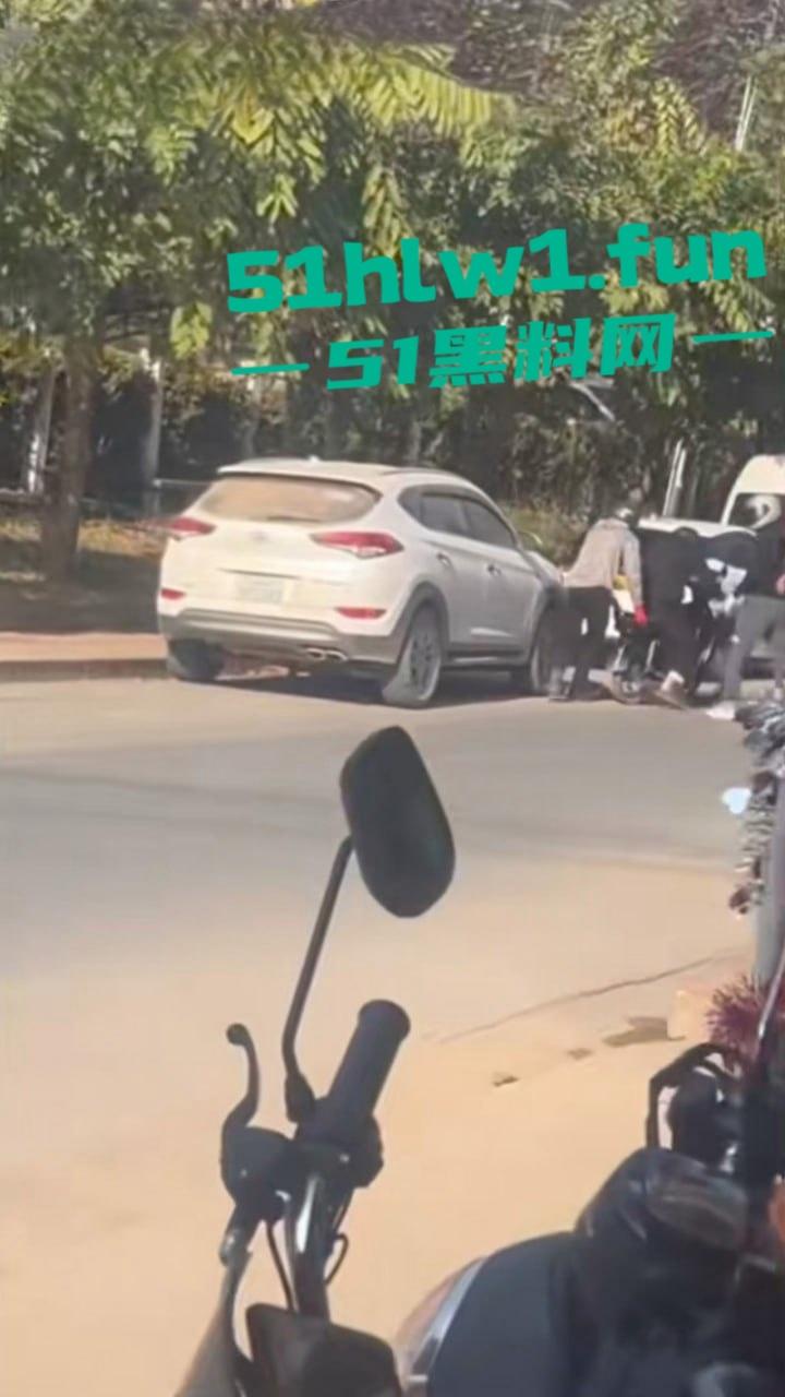 老挝三名中国男子 抢劫琅勃拉邦一家金店 却因摩托车打不着火 被警方当场抓住 真是丢人到国外了-9