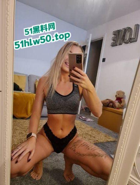 英国真实绿帽夫妻，顶级身材性感淫妻被老公带着出去约炮，黑人大屌爆操抽插太刺激！-2